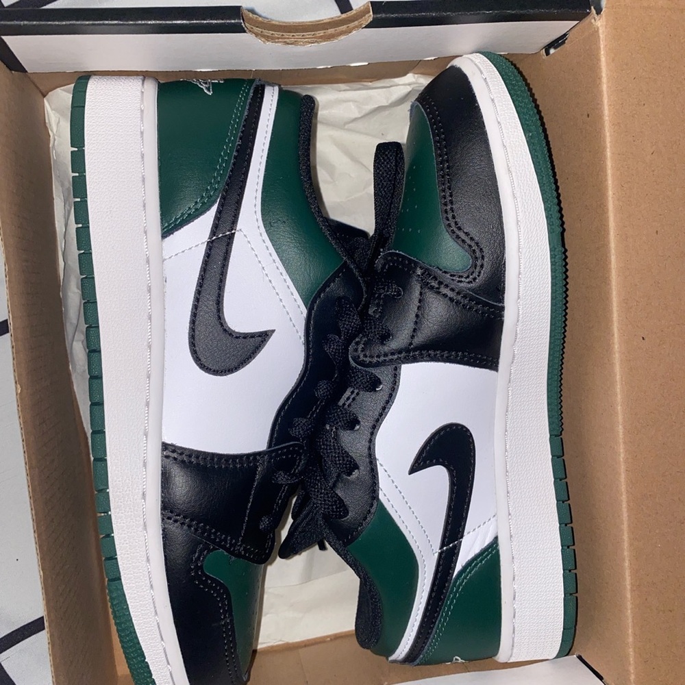 air jordan 1 low (GS) size 4Y (kids) size 6 in women’s. ‘green toe’